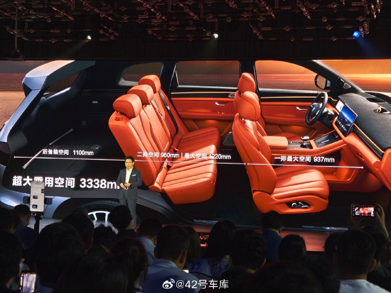 问界新 M7 Ultra 有着同级最大的 3338mm 乘用空间的同时还新增全新升级舒云座椅，座椅更柔软，支撑性、贴合度更好。配图