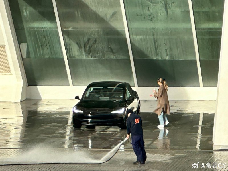 全新Model 3 Performance 版的又一辆拍摄用车。配图