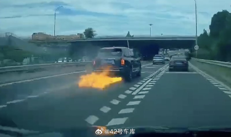 北京库里南自燃这事儿已经过去一天了，好像还没看到一个合理的解释🤔配图