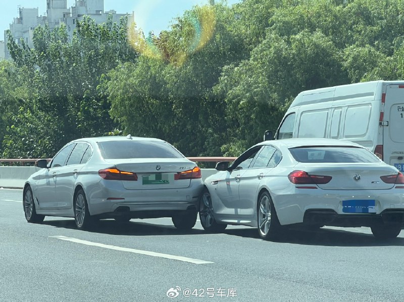网传多地宝马 4S 店拒不交车，需要加价之后才给交车开发票，估计是宝马优惠回收导致的，有订车朋友被拒绝交车了么，可以评论区聊聊🤷配图