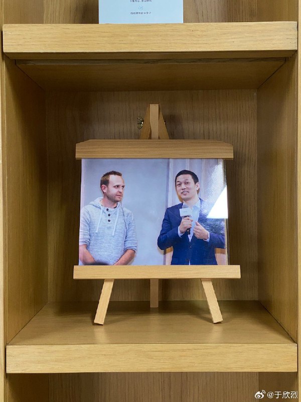 这部发展史也是世界变化的缩影。//@不是郑小康:第一个男子 Jamie Carlson，前蔚来自动驾驶副总裁、特斯拉 Autopilot 固件经理、Apple Car 项目成员，我在那个活动上代表 42 号车库采访了 Jamie，他和章建勇、任少卿串起来就是一部 NIO Pilot 发展史。配图