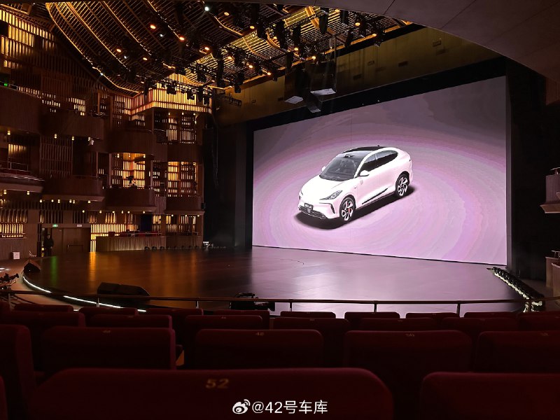 来参加智己 LS6 的发布会了。配图