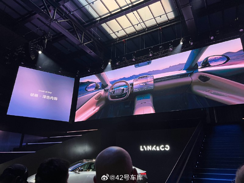 Z10 官宣了两个颜色：朝霞红和晨曦蓝配图
