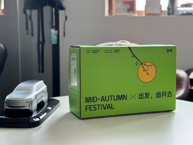 谢谢我鹏的中秋礼盒，祝 MONA M03 大卖！🐱配图