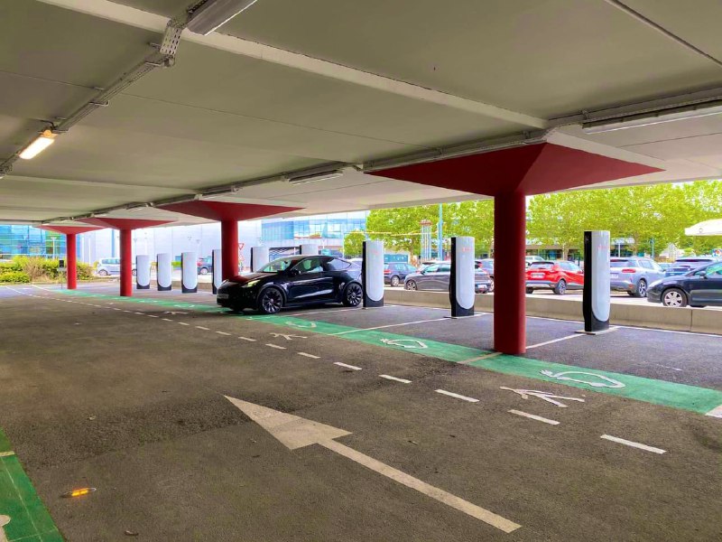NEWS: @Tesla opens large new 20 stall V4 Supercharger in France, the fifth of its kind in the world.配图