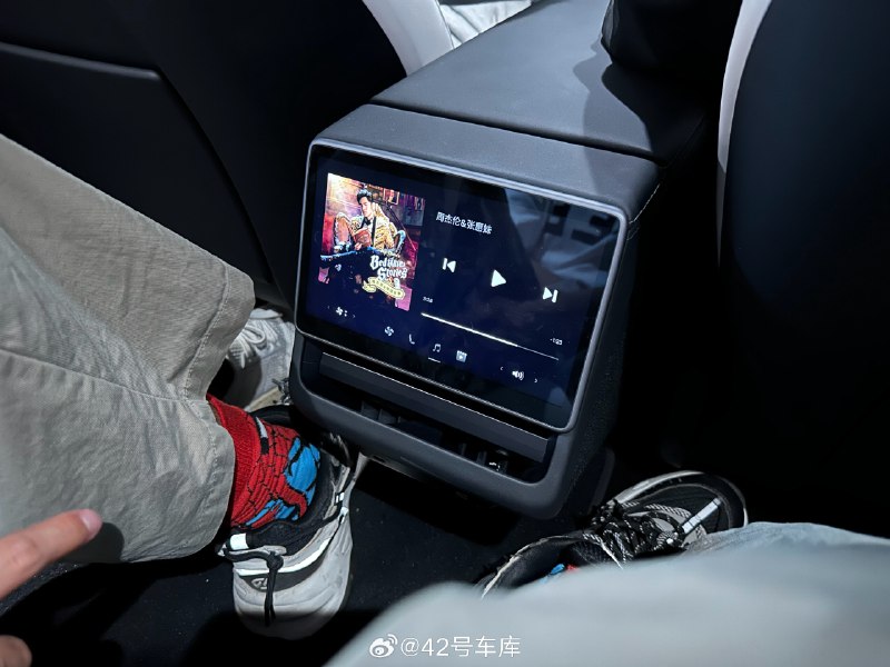 新 Model 3 终于来车库了,是一台长续航焕新版,指导价 29.59 万元,选装完 31.79 万元。配图