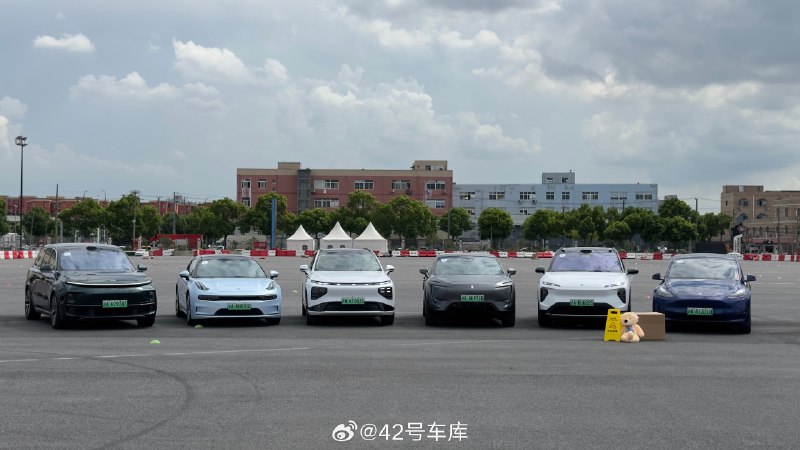 上周，我们测试了阿维塔的 GAEB，在 AEB 之前加上了「G」，意味着这套 AEB 系统采用了 GOD（General Obstacle Detection，通用障碍物检测）网络，能够识别人、车以外的物体。配图