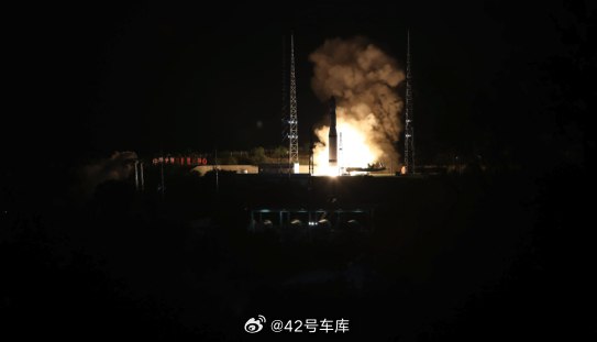 今天凌晨，吉利星座 03 组卫星发射升空，10 颗卫星顺利进入预定轨道，目标是让全球车主永不失联。配图