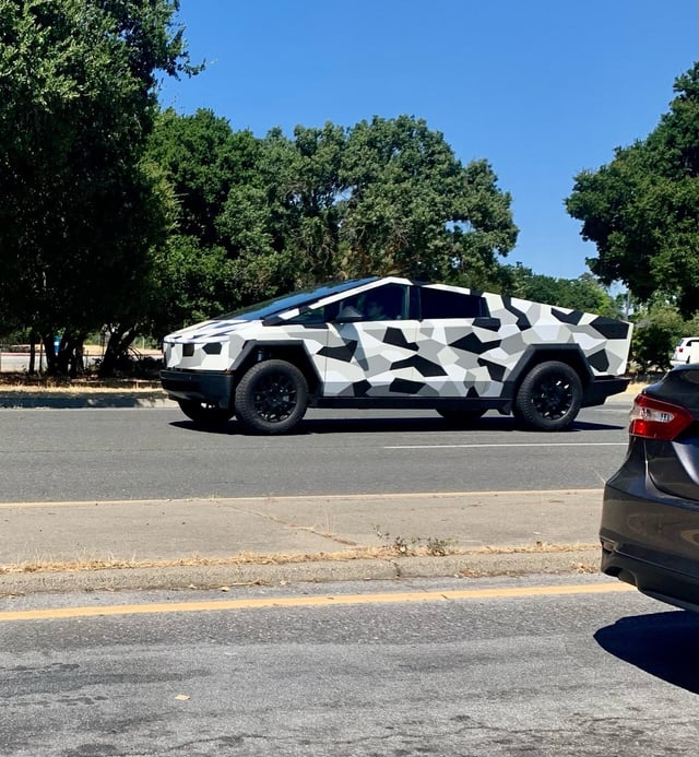 Saw a cyber truck prototype in Palo Alto配图