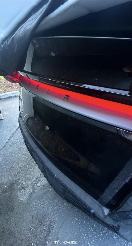网友爆料，特斯拉 Model Y 改款的尾部变成了图一的样子，有字母尾标，同时上面还有一条漫反射的贯穿式灯带。另外在前排那里（图二）， Model Y 改款也对门板和氛围灯做了一些调整。配图
