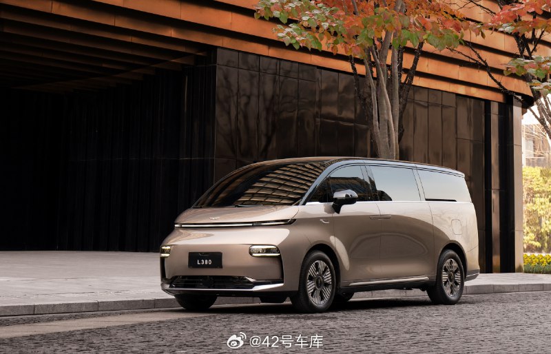 继极氪 009 之后，翼真 L380 超长续航版也用换上了宁德时代 CTP 3.0 麒麟电池，电池容量达到 140 kWh，能量密度达到 200 Wh/kg，按照工信部发布的公示信息来看，CLTC 的续航能力为 825 km。翼真 L380 这车就是哪儿哪儿都体现出大，车身尺寸大、6 个航空座椅还能选装 8 座、140 kWh 的大电池，这个定位放在纯电 MPV 还算是独一档。配图