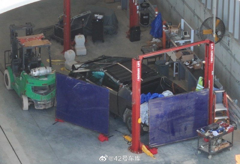 无人机探秘，碰撞测试之后的 Cybertruck 曝光。配图