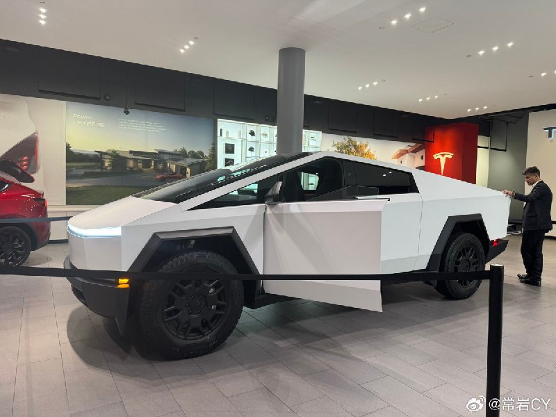 特斯拉在美国把很多销售中心的展车 Cybertruck 都换成了带官方贴色膜的，可以有效避免视觉疲劳。配图