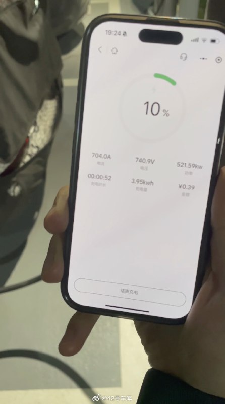 10 分钟，电量从 10% 冲到 80%，共计冲入 73 度电，理想 MEGA 这个 5C 倍率的充电速度也太夸张了。配图