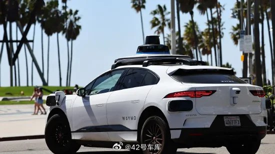 谷歌母公司 Alphabet 旗下无人驾驶汽车部门 Waymo 刚刚完成了一轮 56 亿美元的融资。配图