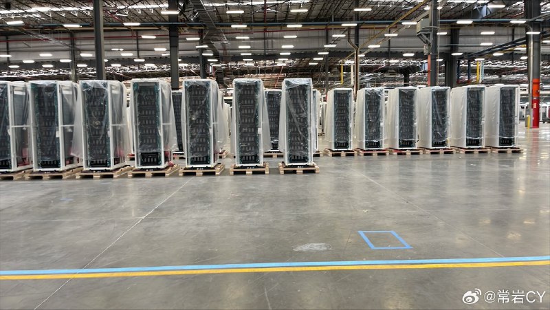 迈克尔·戴尔表示，戴尔正在与 Nvidia 合作建设一座" AI 工厂"，为伊隆·马斯克的 xAI 和 Grok 提供支持。配图
