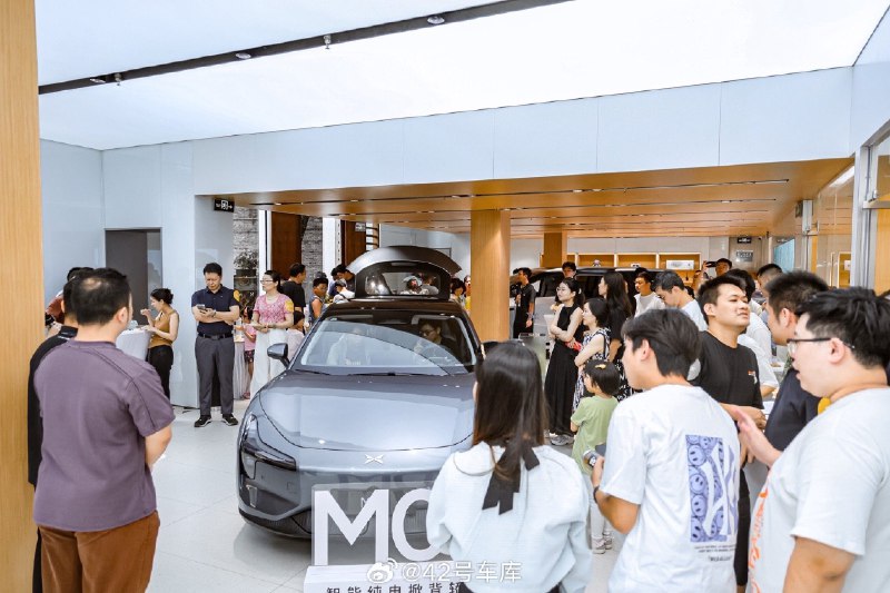 小鹏 MONA M03 开启预订后，到店看的人不少啊（图源官方）配图