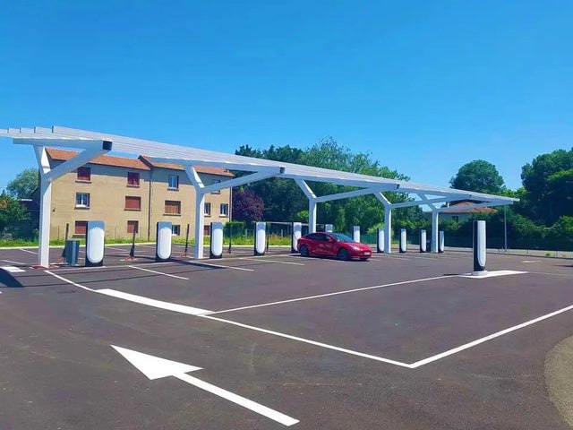 Tesla opens second V4 Supercharger station in Europe配图