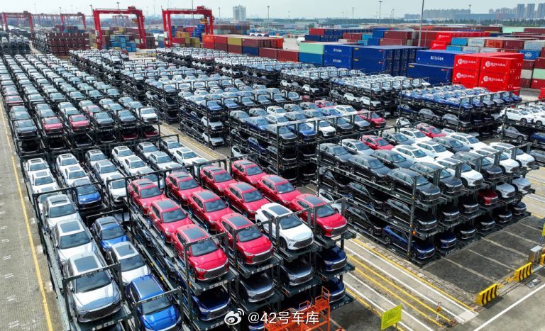 欧盟向中国电动汽车征收高额关税的决议还是通过了：比亚迪新增税率 17 %，吉利为 18.8 %，上汽为 35.3 %，特斯拉为 7.8 %。对未合作的中国电动汽车生产商，税率为35.3 %，而合作调查但未单独抽样的则为 20.7 %。配图