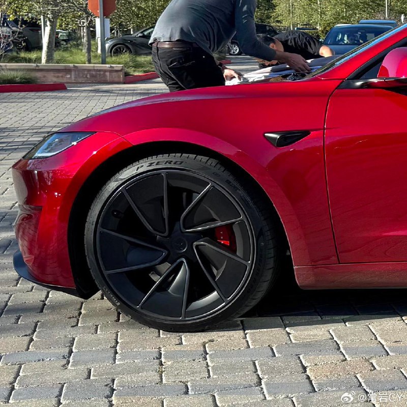 Model 3 Ludicrous 轮胎型号确认：配图