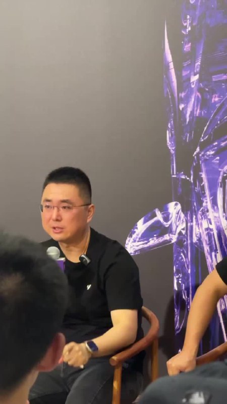 同事在前方参加极越的群访，然后跟我说@夏一平_Joe 真情流露，泪洒现场了。配图