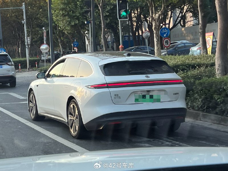 刚旁边停了一台上上代的汉兰达，这代汉兰达是带尾窗单独开启的，这个配置在燃油车上一些 SUV 或者旅行车会有，好处就是拿后备厢上层的东西会更方便，尤其是靠下位置放满了之后。配图