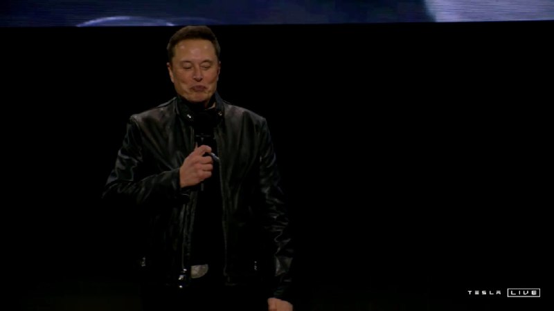 马斯克：“在50多年里，你可能会驾驶50万英里——而我们的全球车队每3.5分钟就能集体完成这一距离。配图