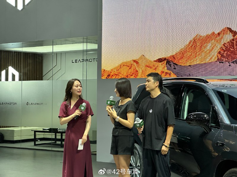 2024 成都车展上，有别于新车发布会，零跑邀请了两位车主上台交流。两位都是 C16 的车主，开着 C16 一路从杭州前往拉萨，一共 20 天，海拔攀升至 3,650 m，共计超过了 4,000 km。放在以前，可能要提到跑西藏是一件比较困难，对车辆性能比较严苛的事儿，现在 15-20 万级的车就能带着一家人远行。配图