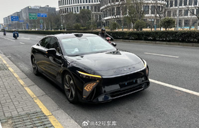 在上海路面上看到了一辆星途星纪元 ES，看起来是一辆测试车。配图