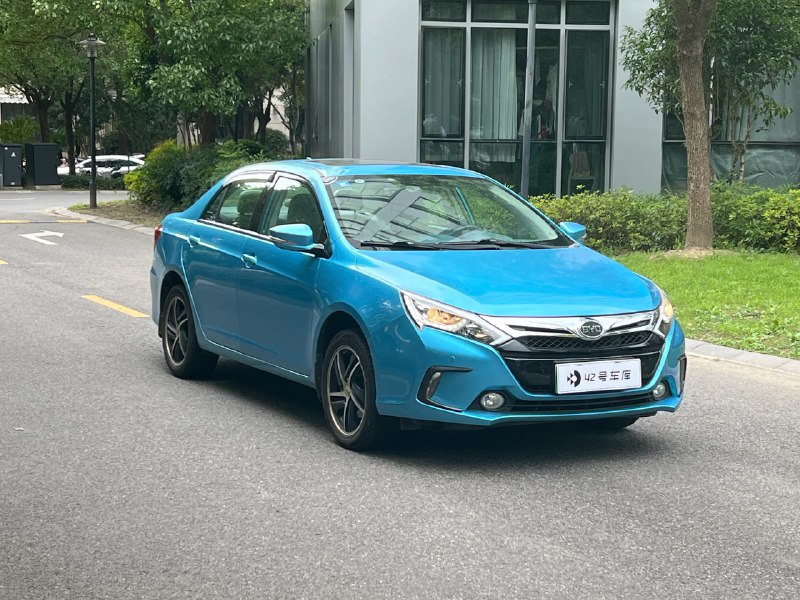 最近开了几天一辆不到 5 万公里 10 年车龄的比亚迪秦，当年指导价 20.98 万，算上国补和地补差不多也得 14 万多，那时候算是挺贵的了，这个预算已经可以买到朗逸、卡罗拉这些神车。配图