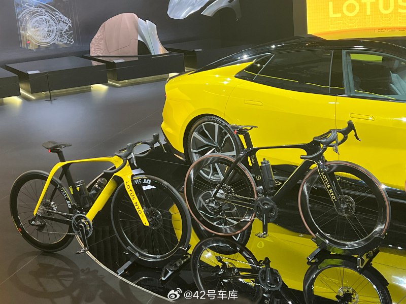 你没看错，这就是路特斯的自行车 - Type 136，在空洞里吹出来的高性能公路自行车，而且重量很轻，只有 9.8 kg。配图