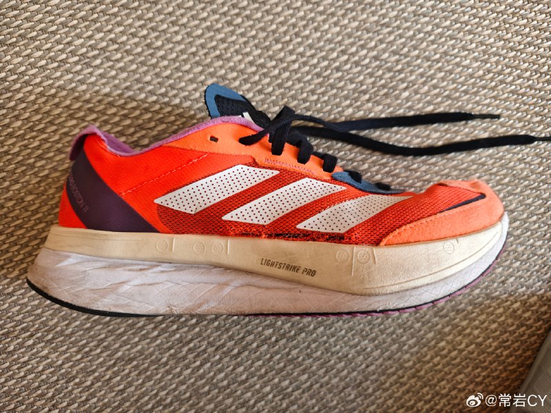 因为看到@adidas 这鞋破世界纪录的消息，一时冲动买了一双。配图