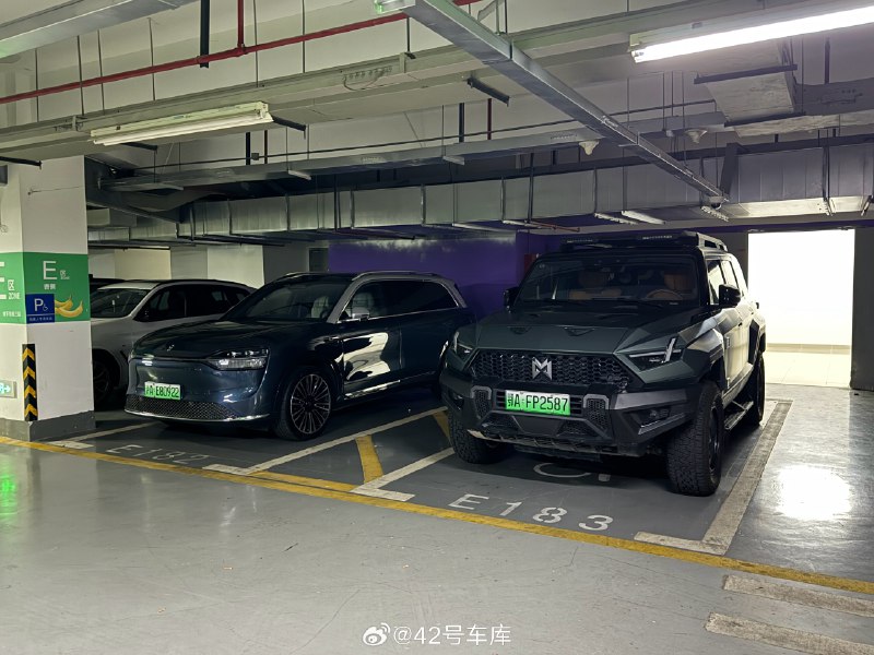 今晚有两辆车可以开回家，你选哪款？配图