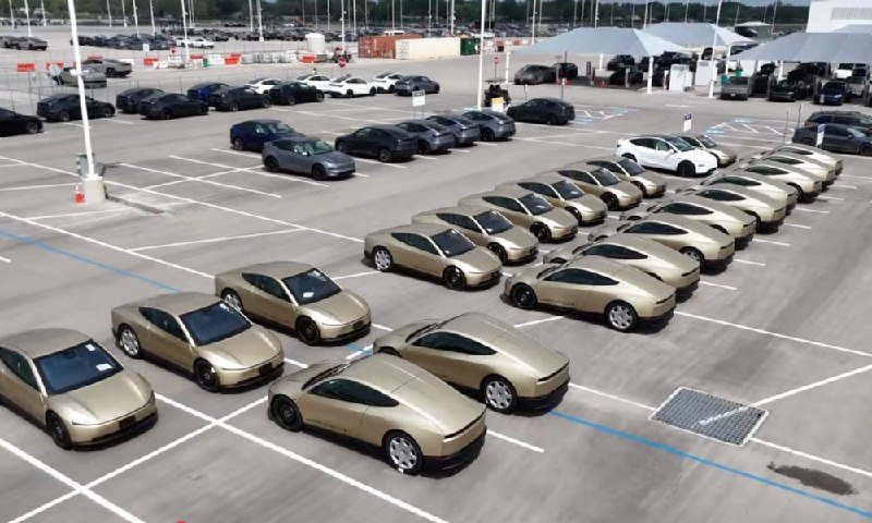 Teslarati：德州工厂外停放50多辆Cybercab，部分用于碰撞测试配图