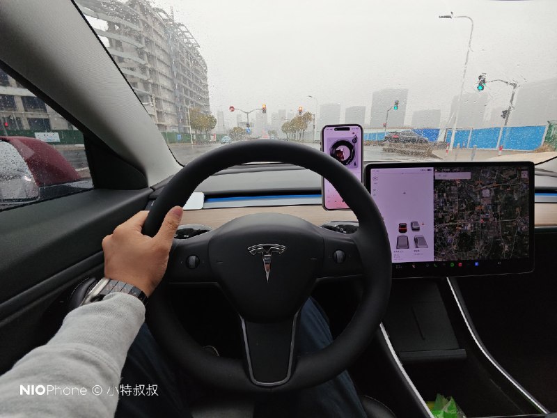 谁能想到最早价值 60w 的 Model 3 居然连方向盘加热都没，现在连氛围灯都给你安排上了。配图