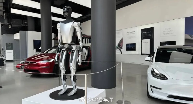 特斯拉 Optimus 人形机器人入驻北美门店？为吸引客户提升销量。配图