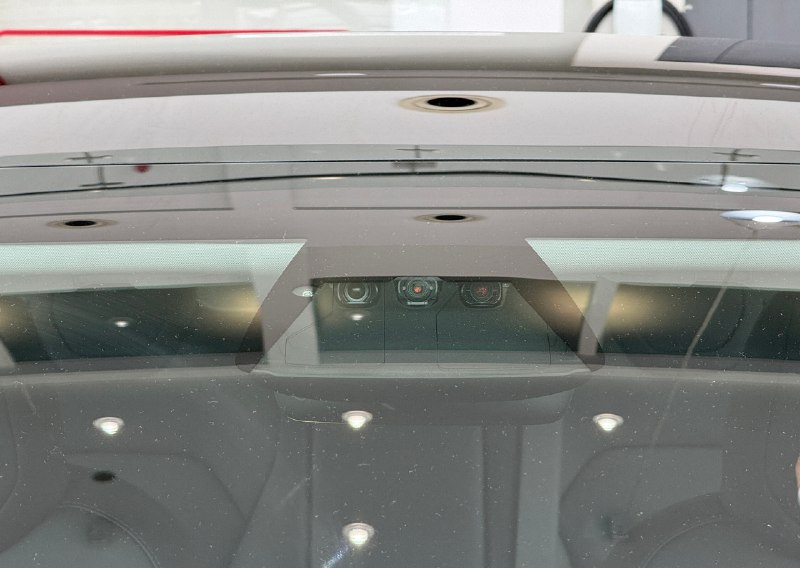 虽然 Model 3 Highland 改用了两颗前视摄像头，但它这个模具看起来倒是没换。配图