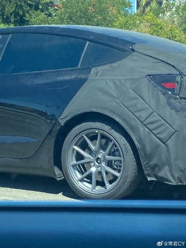 Model 3 Highland的车衣侧面出现了两个开口，这个位置很像是Cybertruck的充电口位置，引发了大家的新一轮猜想。配图