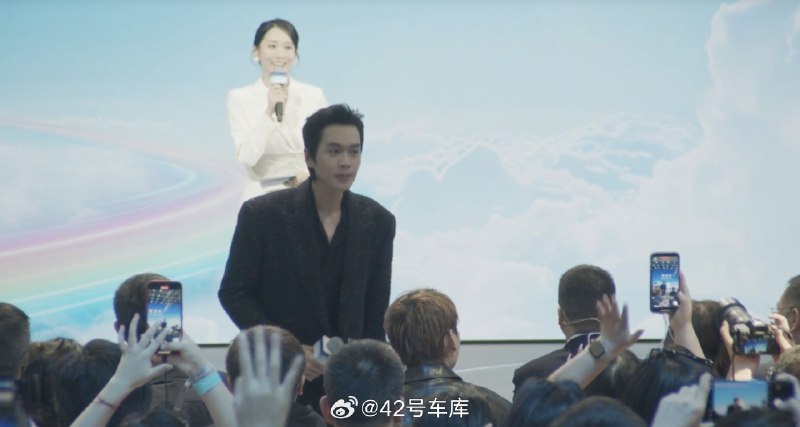 下午场的广汽传祺发布会开始了，张若昀在广汽传祺展台。配图