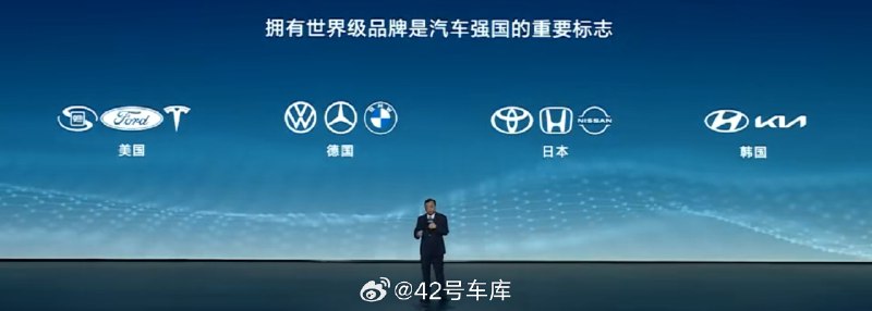 何小鹏发微说：「要给传福兄和 BYD 点赞，团结才是质量，也是带头大哥风范，小鹏会继续加电前行」。配图