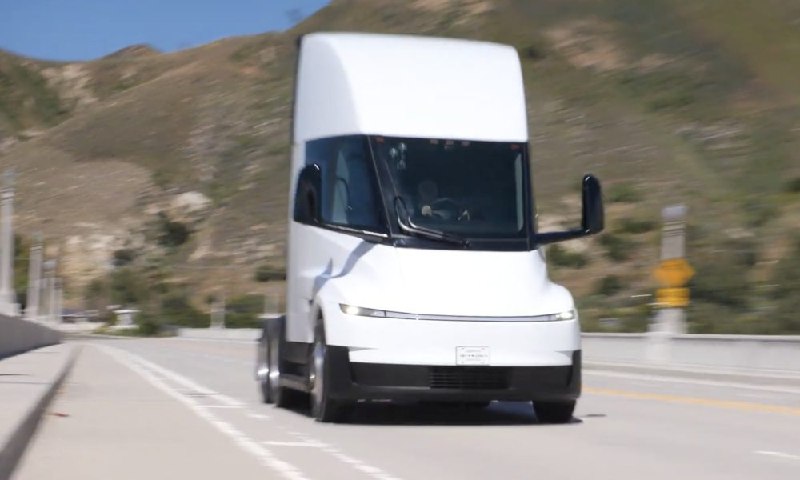 Jay Leno 试驾后对 Tesla Semi 给出独特对比评价配图