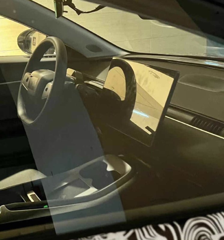 Looks like the setting where the photos were taken is in China. My best guess is this is a Model 3 knockoff, not a highland. These days 🇨🇳 automakers copy Tesla left & right. I wouldn’t be surprised this is another one of those.配图
