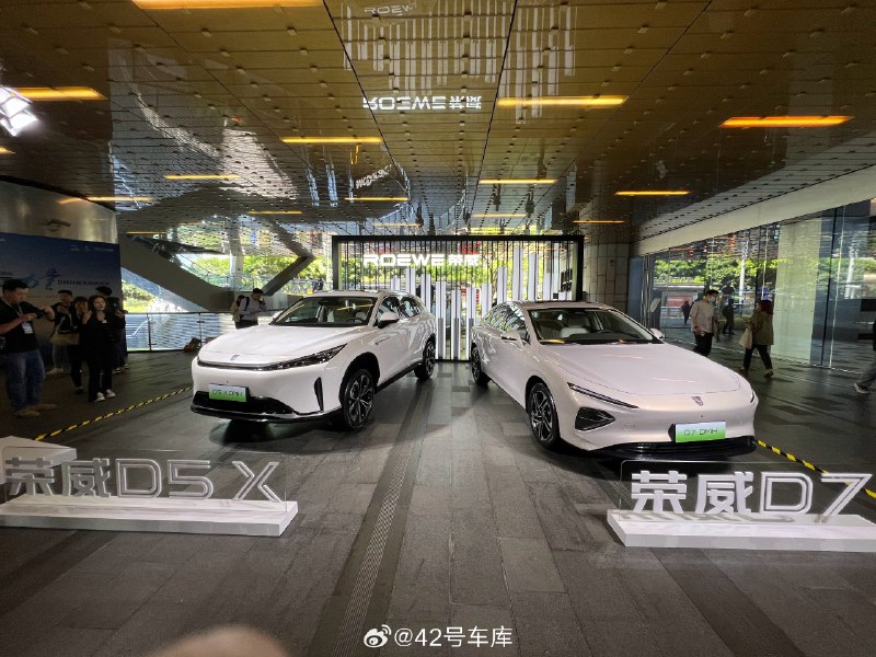 今天来参加荣威 DMH 技术大会，现场摆出了即将上市的 D5X DMH，今年应该会是上汽的全面进入插混的一年，好奇今天会说些啥🤔配图