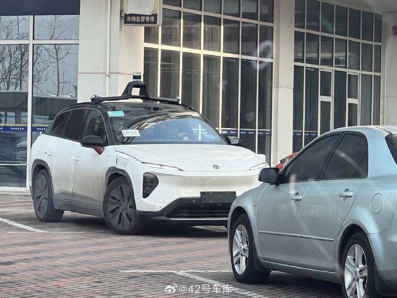 偶遇蔚来测试车，注意看翼子板上有侧后向的激光雷达，看样子是在测试 ET9 上的三激光雷达方案，不知道芯片用的是不是蔚来自研的？配图