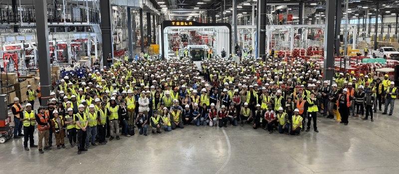 首辆特斯拉 Semi 从高产量产线驶下配图