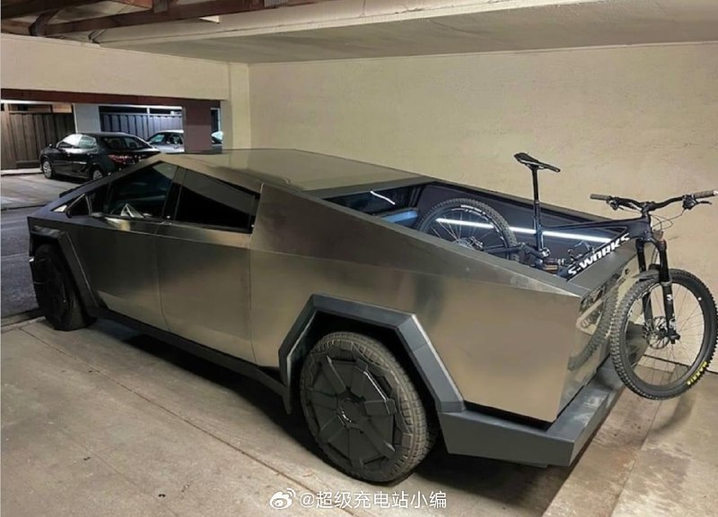 我最近的想法是，自行车难道不应该完整的放进后货仓么……配图