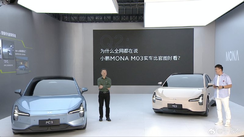 上次看这种两人一问一答、现场乐队一惊一乍的表演，还是当年的实话实说。配图