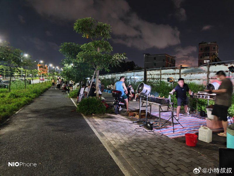 卧槽，这个路边摊非常的“路边”！🐱配图