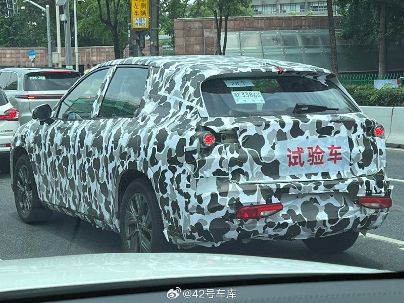 偶遇哪吒伪装车，新 SUV 车型？配图