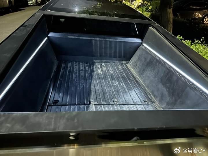 Cybertruck确认后尾箱也有贯穿的照射灯。配图
